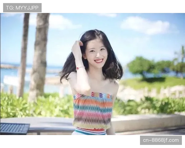 瑞安·洛赫特泳池边喝香槟，那身材平时谁看到都想问句话啊！