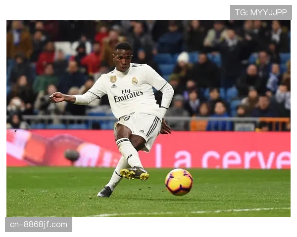 维尼修斯 vs 罗比尼奥：早期模板与风格差异分析