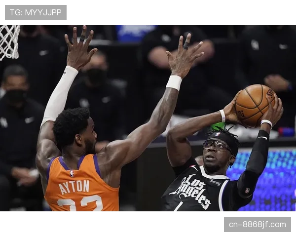 米卡尔·布里奇斯突破制造错位，快船关键回合得分效率提升