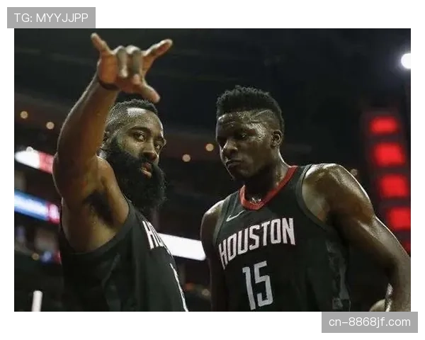 由持球单打转挡拆吸引内线，奥拉迪波拉开无球三分率